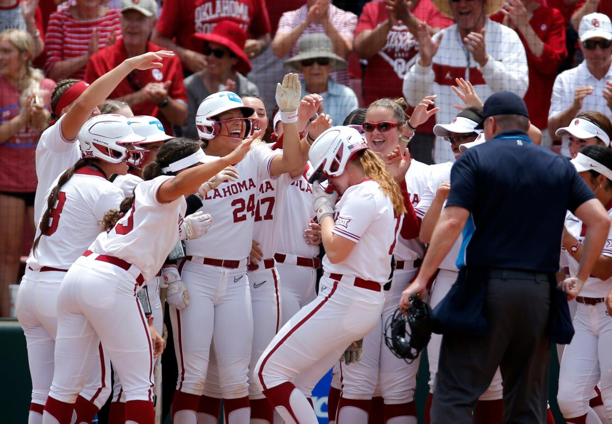 A look at Arkansas vs. Oregon softball in Fayetteville Regional final