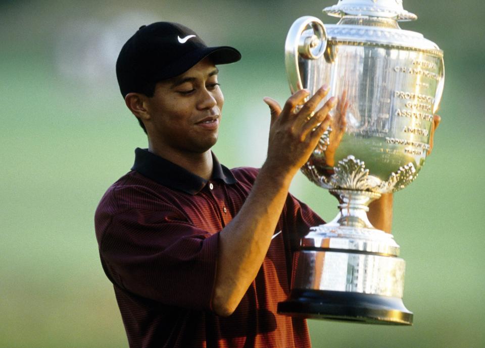 Tiger Woods sostiene el trofeo después de ganar el Campeonato de la PGA de 2000 en Valhalla Golf Club.  Crédito obligatorio: Brian Spurlock-USA TODAY Deportes