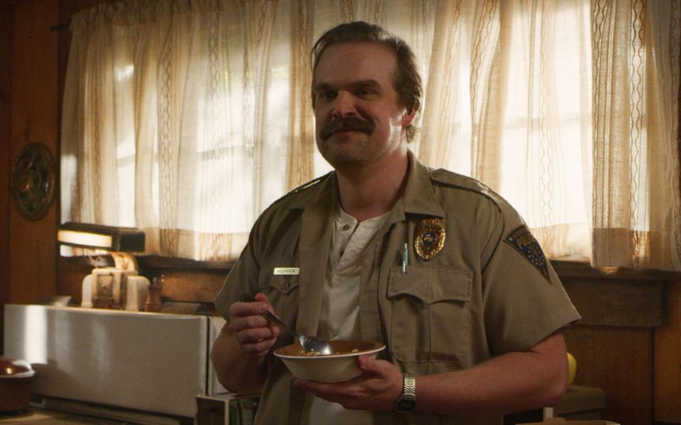 Als Polizeichef Jim Hopper hat David Harbour in Hawkins alle Hände voll zu tun. In Staffel eins wird der Chief damit beauftragt, den verschwundenen Will aufzuspüren. Im Finale der dritten Staffel wird Hopper für tot erklärt, aber der Trailer auf die neuen Folgen verrät: Der Beamte ist noch am Leben. (Bild: )