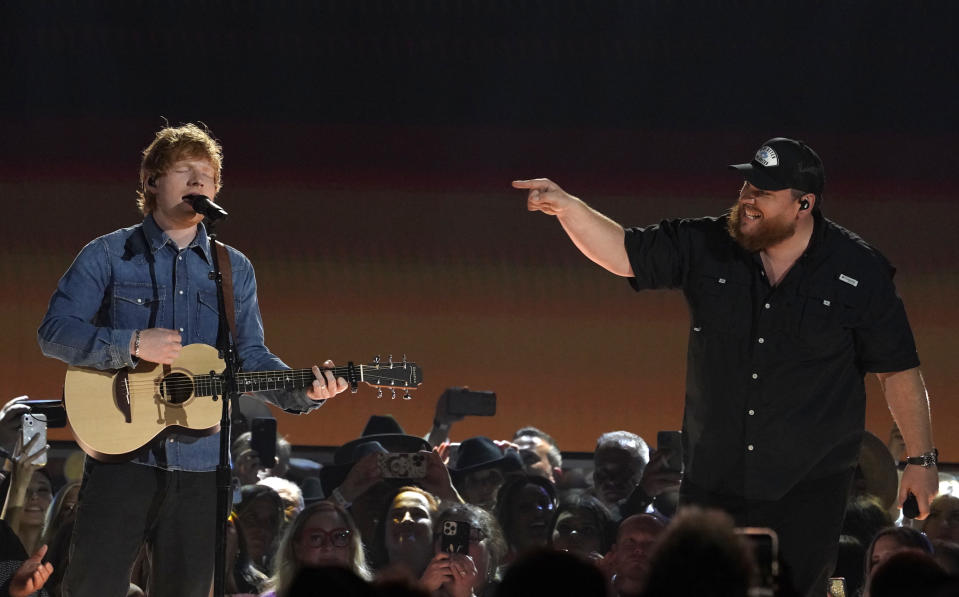 Ed Sheeran, izquierda, y Luke Combs interpretan "Life Goes On" en la 58a entrega anual de los Premios de la Academia de Música Country el jueves 11 de mayo de 2023, en el Ford Center en Frisco, Texas. (Foto AP/Chris Pizzello)