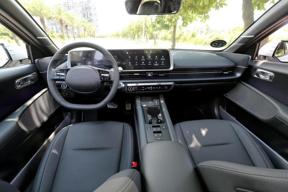 內裝鋪陳設計有著與Ioniq 5相似的神韻，以12吋數位儀錶板以及12吋中控觸控螢幕與兩幅式平底方向盤為車艙視覺主軸。