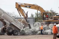 <p>Un grupo de personas trabaja en la reparación del Dique de Oroville, California hoy, 13 de febrero de 2017. Los trabajos de emergencia para reparar los daños en la presa Oroville, situada en el norte de California (EEUU), y las tormentas que en los próximos días podrían agravar la situación mantienen en vilo a las cerca de 200.000 personas que continúan evacuadas por un riesgo potencial de inundación. EFE/PETER DASILVA </p>