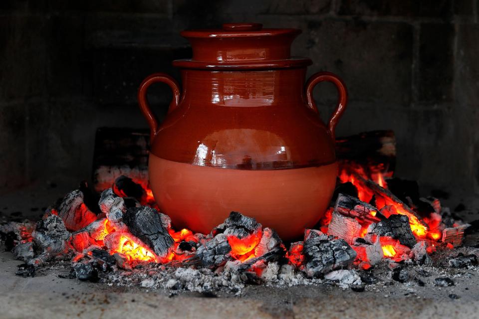 Daube de Boeuf in embers cooking