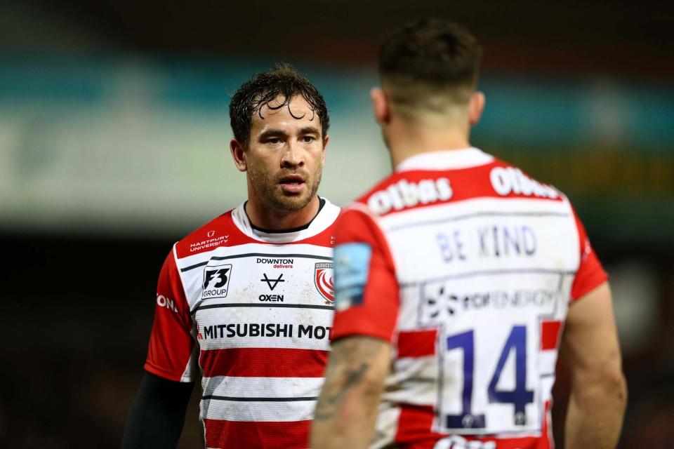 Danny Cipriani talks to Tom Seabrook of Gloucester Rugby as they both wear shirts with the words Be Kind on the back (Getty Images)