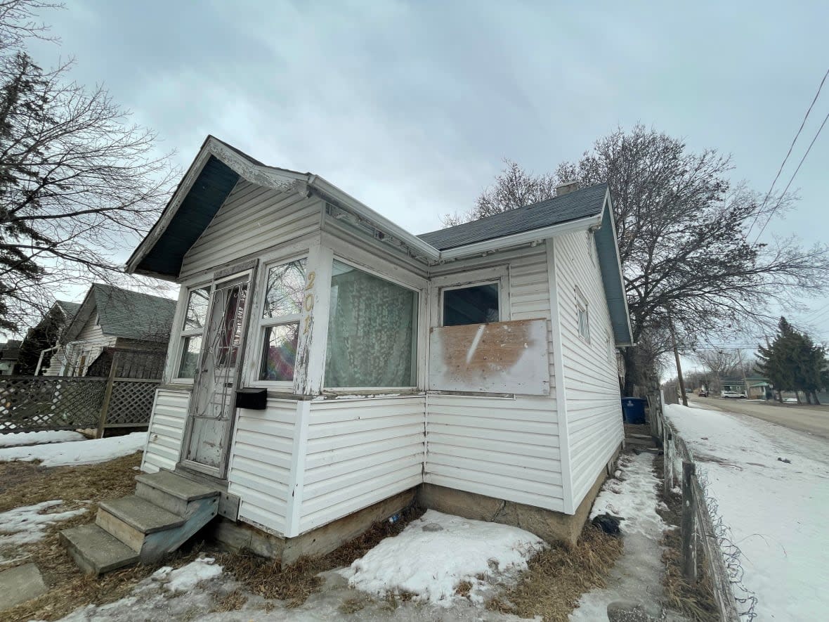 This house on Avenue L in Saskatoon is one of hundreds that was controlled by Epic Alliance before the real estate investment company collapsed in January. Two Epic employees say many of the houses were uninhabited, with many boarded up. (Dan Zakreski/CBC - image credit)