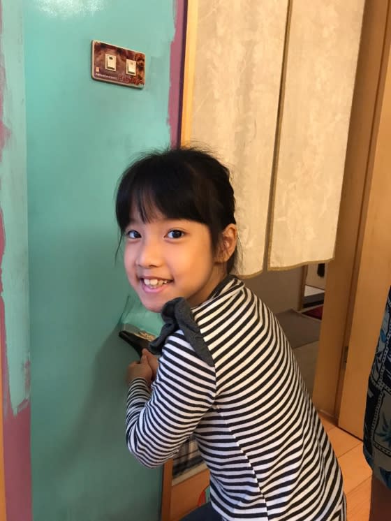 ▲趙婷讓女兒從做中學，自己動手油漆。