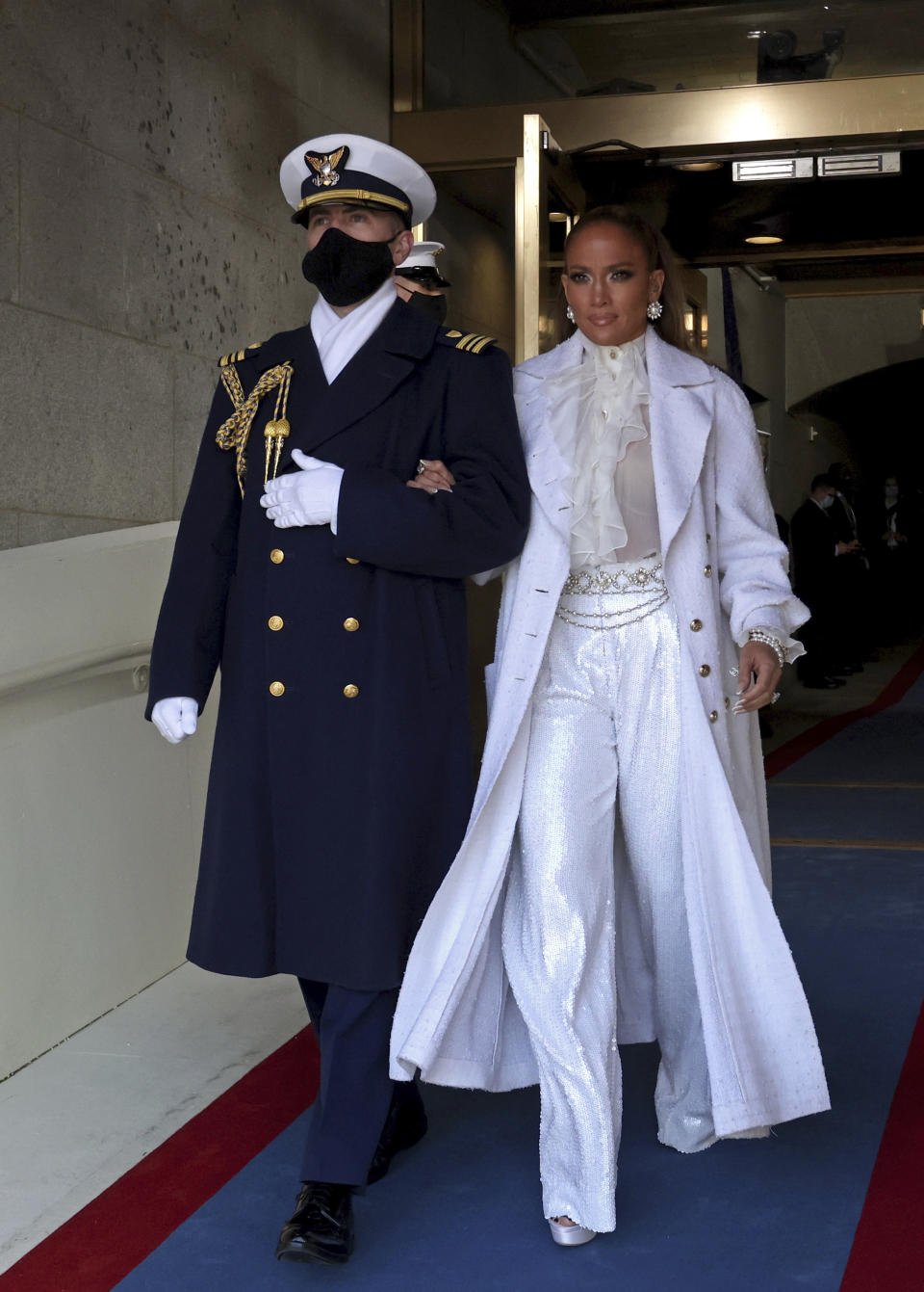 Jennifer López llega a la ceremonia de investidura del presidente Joe Biden frente al Capitolio estadounidense, en Washington, el miércoles 20 de enero del 2021. (Jonathan Ernst/Pool Photo via AP)