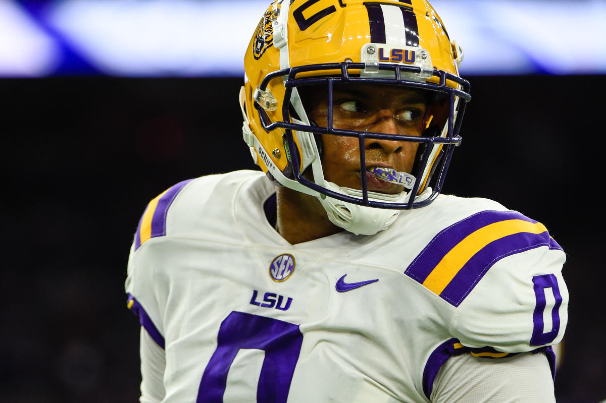 LSU DL Maason Smith limps to locker room after injuring knee while celebrating
