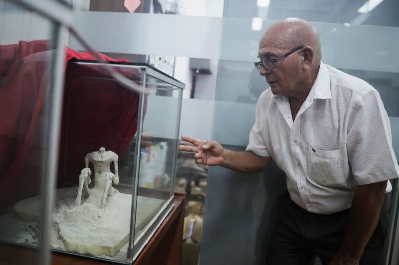 Alien fever dreams fuel Peruvian grave robbings