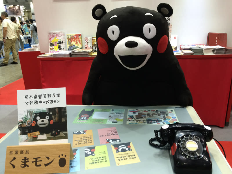 日本熊本縣24日舉行知事選舉投開票，一手催生知名吉祥物「熊本熊」的現任知事蒲島郁夫將卸任，他被大眾認為是「熊本熊上司」，獲得廣泛年齡層民眾喜愛。（中央社資料照）