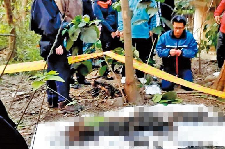 黃文進看到遭自己殺害的陳女遺骸出土，當時下跪祈求原諒。（翻攝畫面）