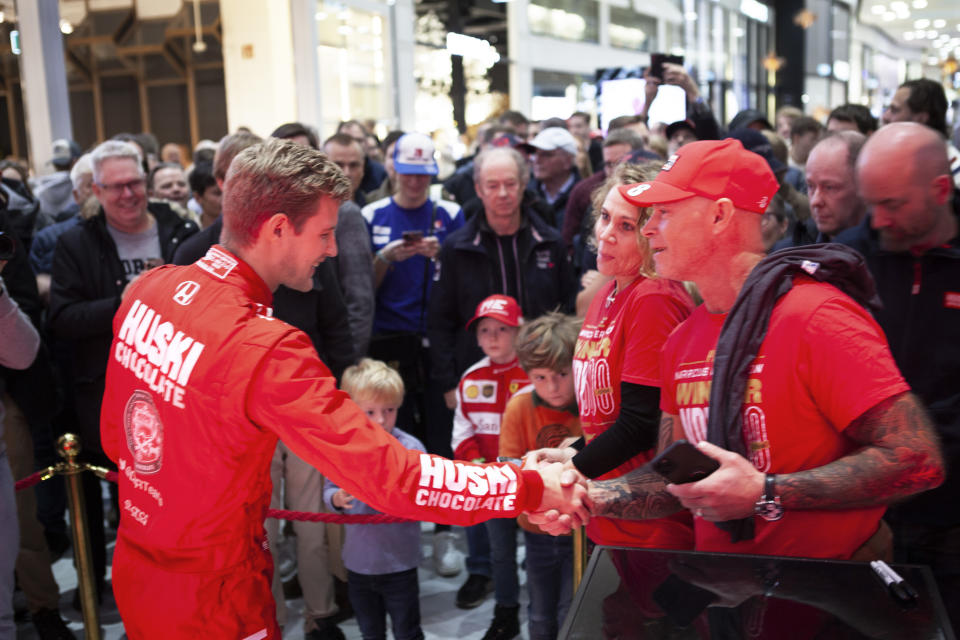 <em>Marcus Ericsson greets fans at the Westfield Mall of Scandinavia (Huski Chocolate).</em>