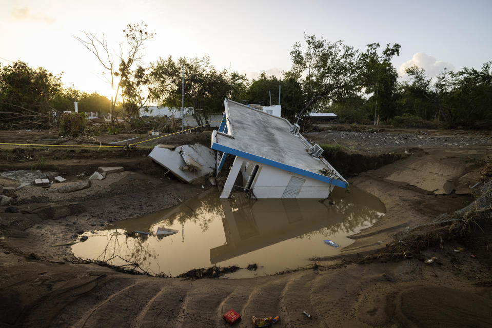 Una vivienda arrasada por el huracán Fiona, en Villa Esperanza, en Salinas, Puerto Rico, el 21 de septiembre de 2022. (AP Foto/Alejandro Granadillo)