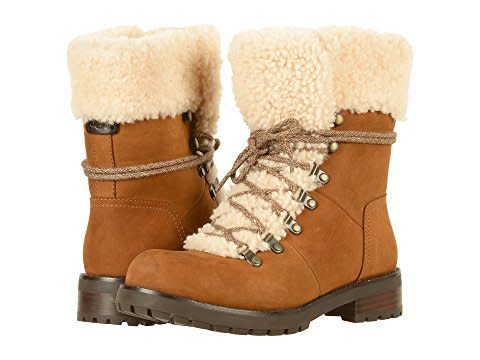 Get them <a href="https://www.zappos.com/p/ugg-fraser-chestnut/product/8911632/color/278" target="_blank">here</a>.&nbsp;