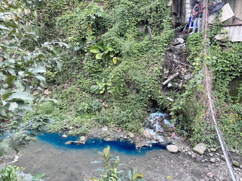 洗廚餘桶廢水排溝渠釀污染  環保局逮元凶告發 新北市土城區柑林埤溝近日遭泡沫污染，環保局稽查 員透過投放「示蹤劑」確認，查出污染元凶為聯鑫資 源科技，因清洗廚餘桶廢水直接排放溝渠導致污染， 環保局已依水污染防治法告發。 （新北市環保局提供） 中央社記者黃旭昇新北市傳真  113年1月31日 