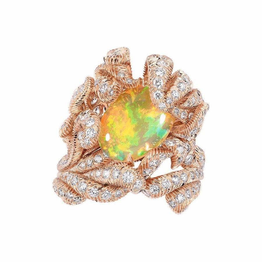 Petit Panache淺黃蛋白石鑽石戒指有著明亮色調，如同羽毛一般的戒座溫柔纏繞著主石，展現Dior高超工藝。圖片來源：Dior
