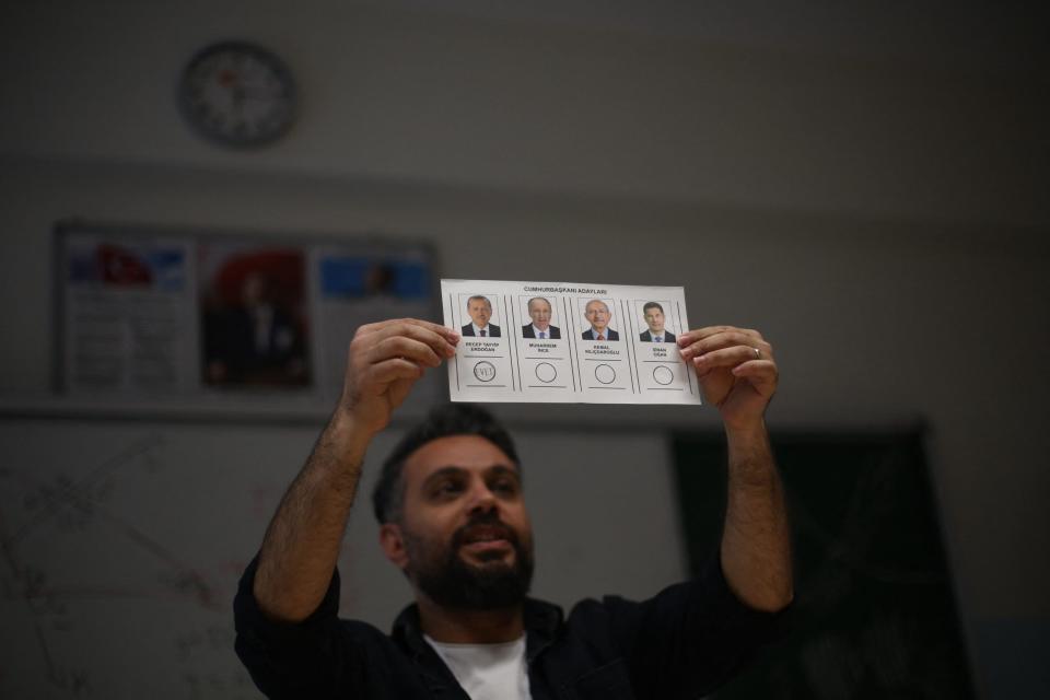 Ein Wahlhelfer hält bei der Stimmauszählung in der Türkei einen Stimmzettel hoch. Die Wahl geht nun in eine zweite Runde.  - Copyright: picture alliance/abaca/Demiroren Visual Media