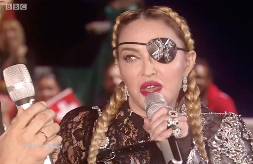 Depuis sa luxueuse baignoire, Madonna a fait froncer plus d’un sourcil en début d’année lorsqu’elle a déclaré que le coronavirus mettait tout le monde sur un pied d’égalité… ce qui n’est pas vraiment le cas, comme l’ont montré plusieurs de mois de souffrance pour les gens moins nantis.
