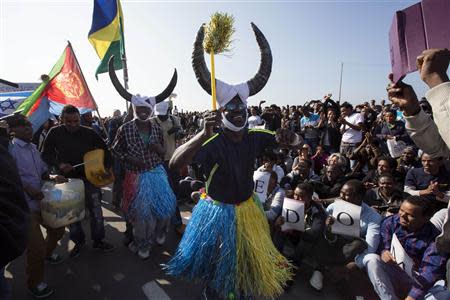 African migrants from Sudan wear costumes during a protest outside the U.S. embassy in Tel Aviv January 6, 2014. REUTERS/Baz Ratner