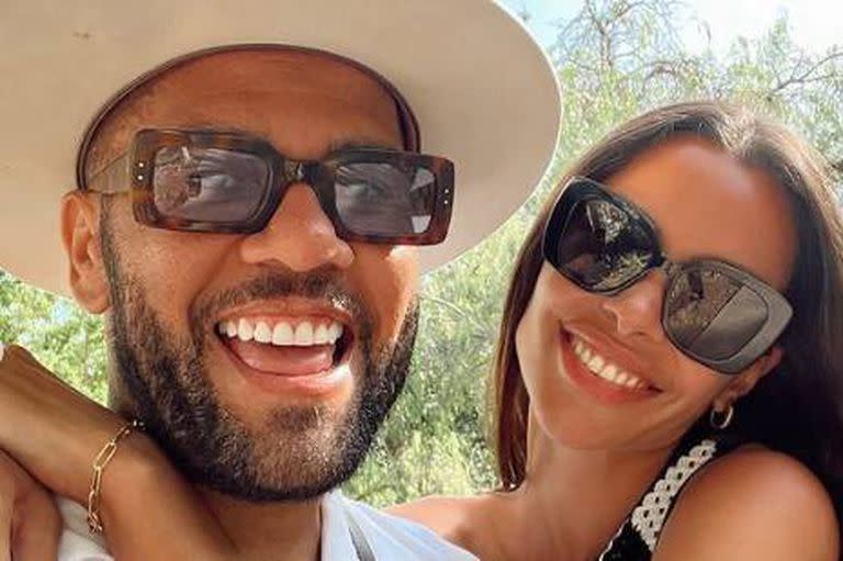 Alves y su esposa Sanz