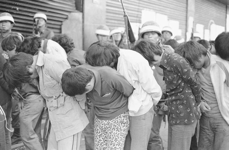 1980年5月27日，南韓軍人逮捕參與「光州民主化運動」的學生（美聯社）