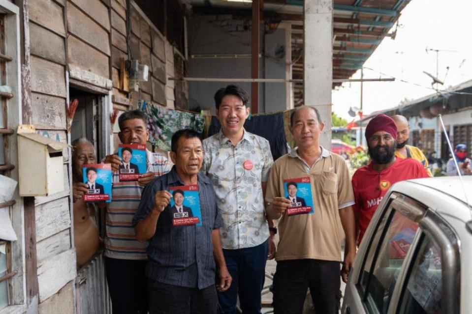 Simon Ooi poses for a picture with some Pakatan supporters while on the campaign trail.