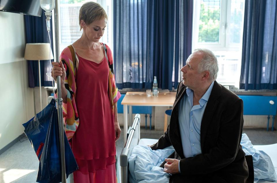 Im Krankenhaus lernt Klaus Borowski (Axel Milberg) die passionierte Raucherin Maren Puttkammer (Sophie von Kessel) kennen.  (Bild: NDR/ARD/Thorsten Jander)