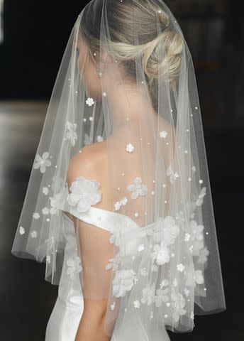 How to layer wedding veils and headpieces - TANIA MARAS