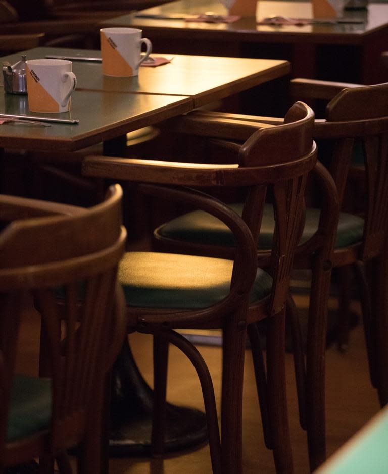 桌面深沉的綠，呼應老咖啡館沉潛的生命力。