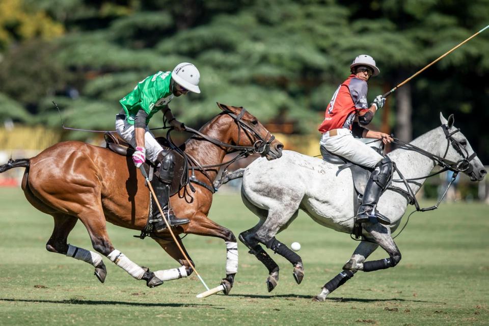 Ataca Polito Pieres; lo marca Pedro Falabella, uno de los tres debutantes de La Irenita II en el Argentino Abierto.