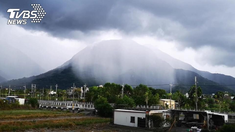 花蓮縣吉安鄉一座山頭出現雨瀑奇景，民眾直呼像富士山。（圖／TVBS）