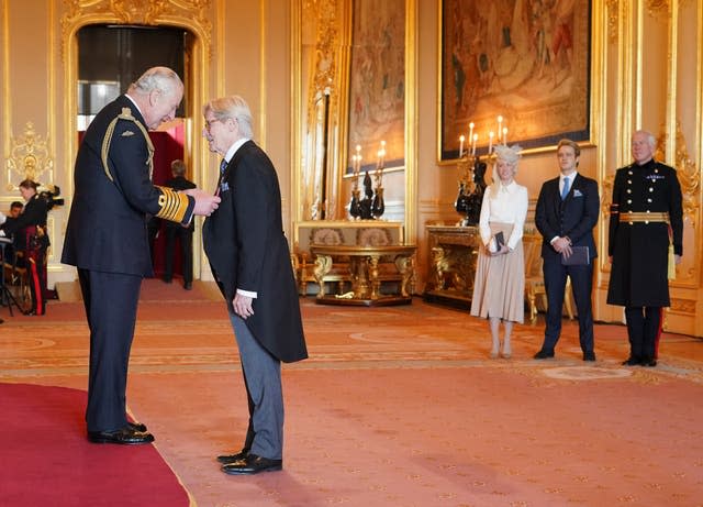 William Roache avec le roi (Jonathan Brady/PA)