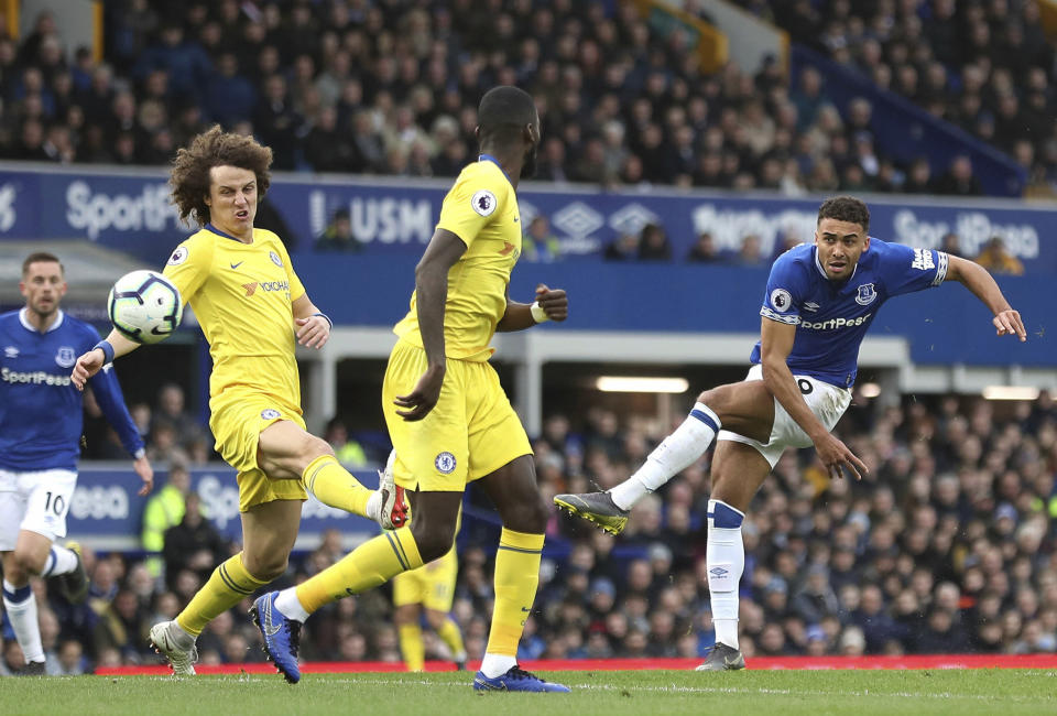 El jugador del Everton Dominic Calvert-Lewin (derecha) durante el partido de la Liga Premier inglesa contra el Chelsea, en Liverpool, Inglaterra, el domingo 17 de marzo de 2019. (Martin Rickett/PA via AP)