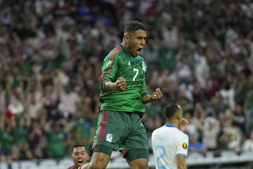 El mexicano Luis Romo celebra tras anotar un gol en el encuentro ante Honduras en el inicio de la Copa Oro el domingo 25 de junio del 2023. (AP Foto/David J. Phillip)