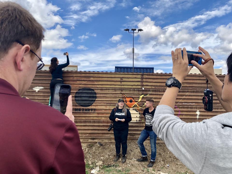 FOTOS: El 'muro', el nuevo atractivo turístico entre México y EEUU