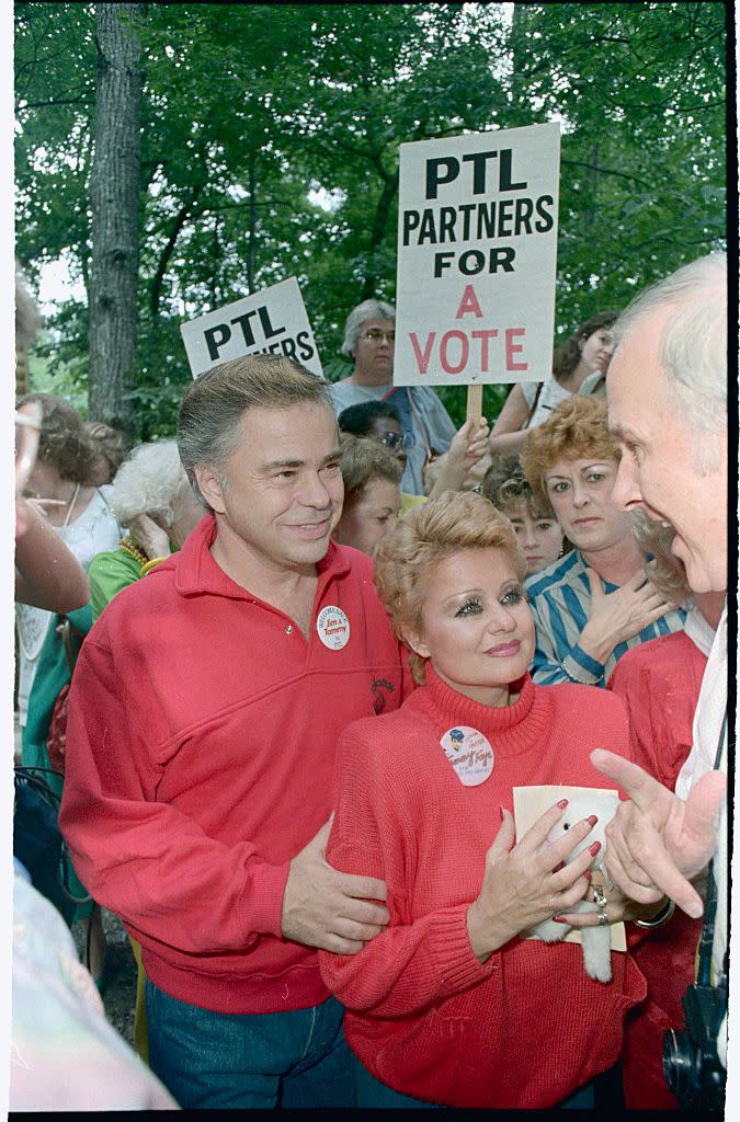 jim and tammy bakker listening to reporters