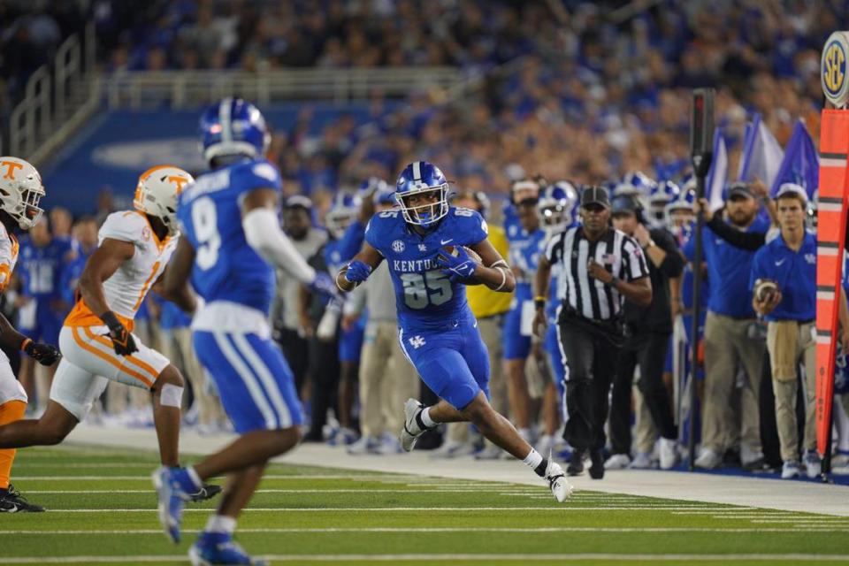 Kentucky redshirt sophomore tight end Jordan Dingle (85) caught four passes for 61 yards in UK’s 33-27 loss to Tennessee last week.