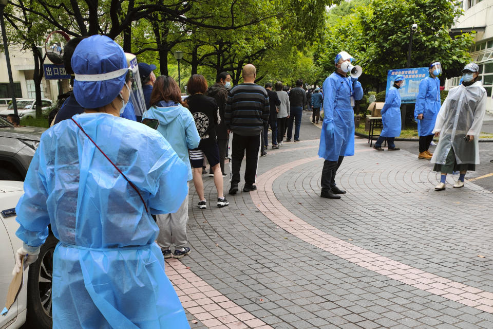 Varias personas hacen cola para someterse a un test en Shanghái. (Foto: CPHOTO / Future Publishing / Getty Images).