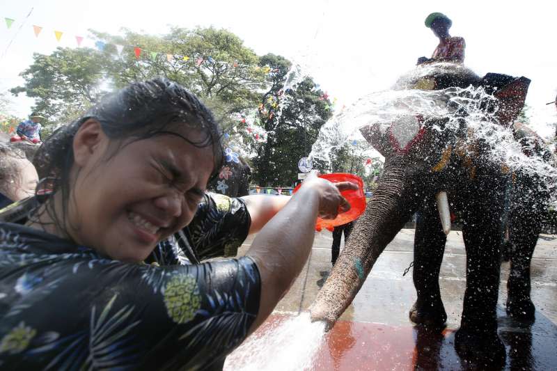 泰國政府近期宣布，4月中旬的宋干節（Songkran，俗稱潑水節）將如期舉行慶祝活動，但禁止舉行潑水活動和泡沫派對，只能進行傳統的浴佛儀式。（圖／美聯社／達志影像）