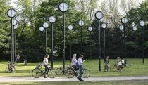 Gente con bicicletas en el parque de los relojes de Düsseldorf, Alemania, el 24 de abril de 2020. (AP Foto/Martin Meissner)