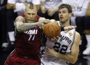 Miami Heat's Chris Andersen (L) fights for the ball with San Antonio Spurs' Tiago Splitter of Brazil during the first quarter in Game 1 of their NBA Finals basketball series in San Antonio Texas, June 5, 2014. REUTERS/Mike Stone (UNITED STATES - Tags: SPORT BASKETBALL)