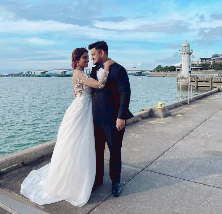 Singaporean singers Suthasini Rajenderan and Vishnu Balaji registered their marriage on 5 December 2021. (Photo: Suthasini/Instagram)