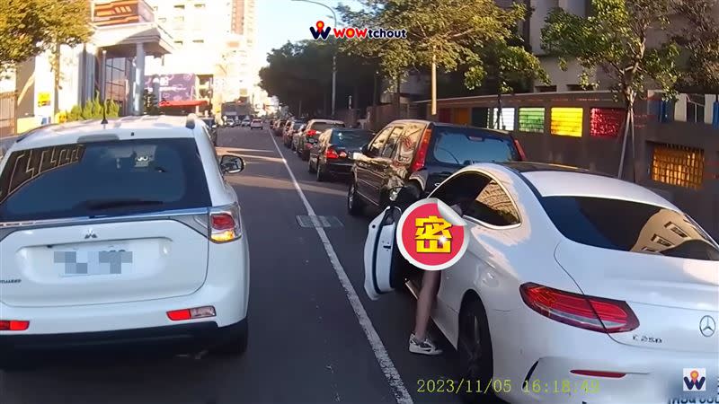 女駕駛疑在車內拿東西。（圖／ 翻攝自「WoWtchout-地圖型行車影像分享平台」）