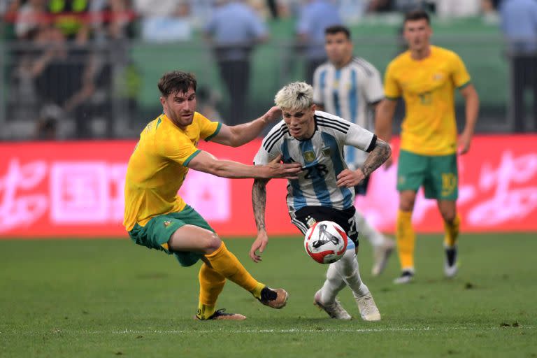 Alejandro Garnacho disputa la pelota con Ryan Strain, en su debut con la selección argentina.