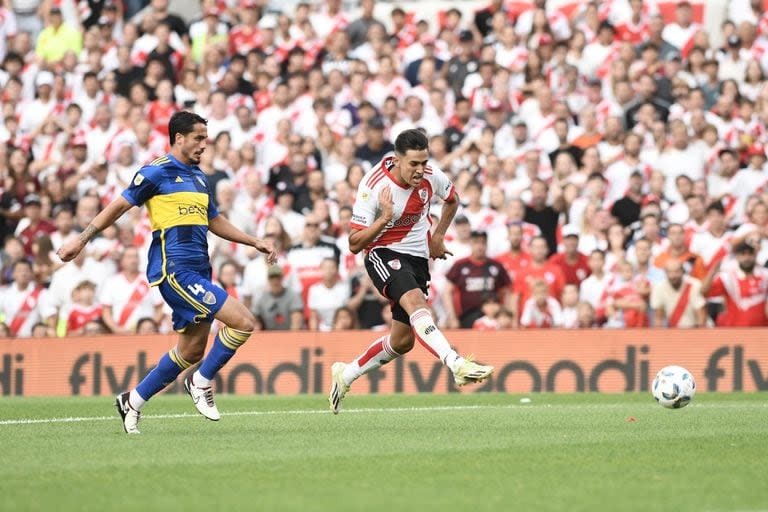 Remata Solari en el gol de River, ante la marca de Figal; el delantero tomó el primer rechace de Romero y definió con un segundo remate