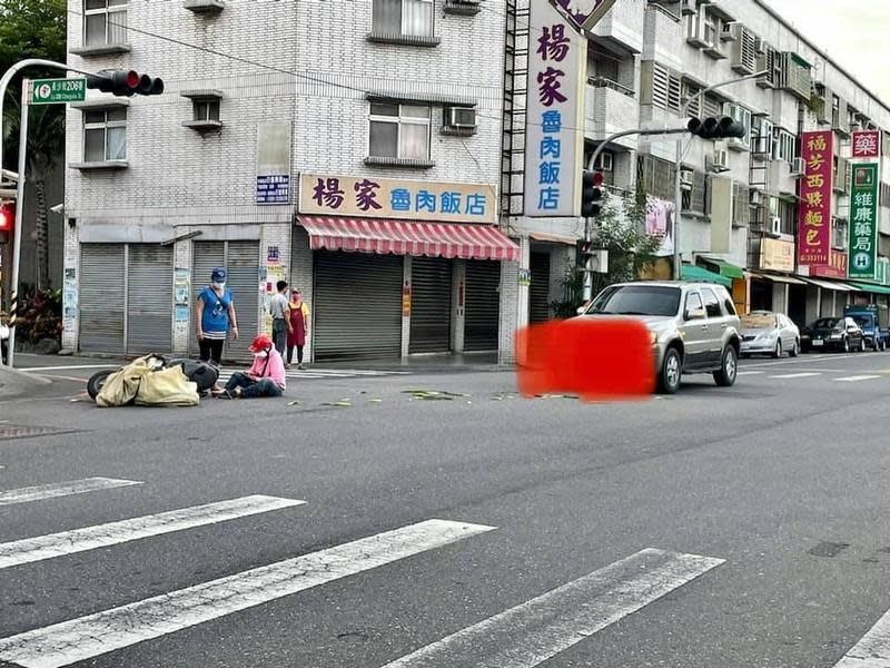 台東一位阿嬤在趕去賣菜的途中，不慎與汽車發生擦撞。（翻攝自臉書「就是愛台東」）