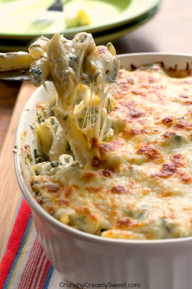 <strong>Get the <a href="http://www.crunchycreamysweet.com/2014/09/24/cheesy-spinach-dip-chicken-pasta/" target="_blank">Cheesy Spinach Dip Chicken Pasta recipe</a> from Crunchy Creamy Sweet</strong>