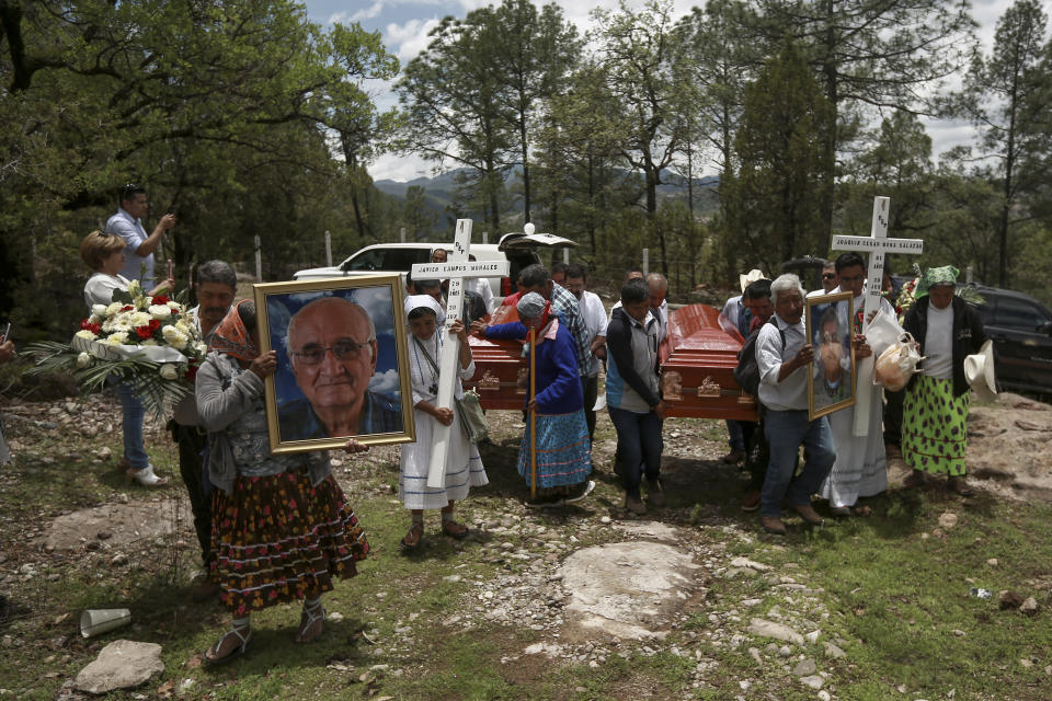 Los vecinos reciben la procesión fúnebre de los sacerdotes jesuitas Javier Campos y Joaquín Mora en Cerocahui, estado de Chihuahua, México, el domingo 26 de junio de 2022. (AP Foto/Christian Chávez)