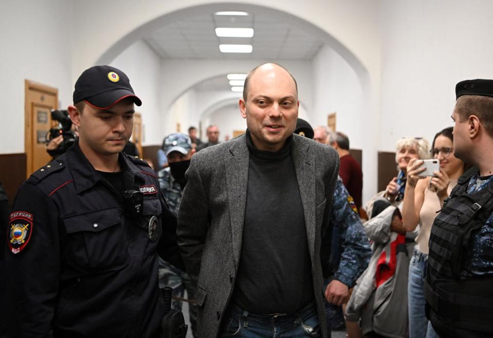 Vladimir Kara-Murza is escorted for a hearing at the Basmanny court in Moscow on 10 October 2022 (AFP/Getty)
