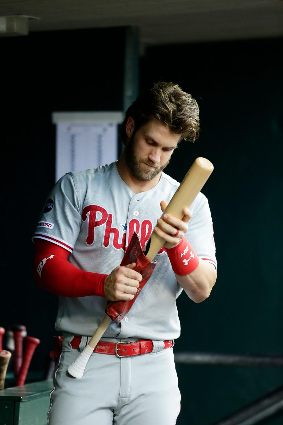 El bateador designado de los Filis, Bryce Harper, prepara un bate durante la primera entrada el martes 23 de julio de 2019 en el Comerica Park.